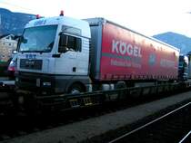 MAN-TGA18.440 auf einem ROLA-Wagen bei der Durchfahrt in Wrgl; 090204