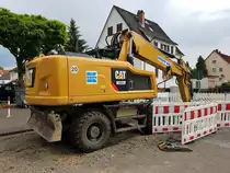 Kropp Bau CAT M320F Bagger am 16.05.18 in Maintal Bischofsheim 