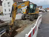 Kropp Bau CAT M320F Bagger am 16.05.18 in Maintal Bischofsheim 