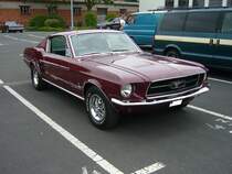 Ford Mustang 1 Fastback Coupe des Modelljahres 1967 im Farbton burgundy. Primers Run Krefeld am 10.05.2018.