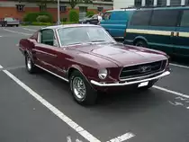 Ford Mustang 1 Fastback Coupe des Modelljahres 1967 im Farbton burgundy. Primers Run Krefeld am 10.05.2018.