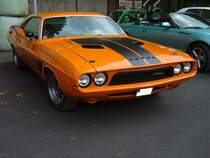 Dodge Challenger des Modelljahres 1973 im Farbton hemiorange. Im Jahr 1973 war der Challenger mit sieben verschiedenen Motorisierungen lieferbar: Einem 6-Zylinderreihenmotor mit einem Hubraum von 3687 cm³ und 145 PS, sowie mit sechs V8-motoren, die 5211 cm³/230 PS, 5571 cm³/270 PS, 5900 cm³/245 PS, 6276 cm³/335 PS, 7210 cm³/390 PS und als Spitzenmotorisierung 6980 cm³/426 PS. Primers Run Krefeld am 10.05.2018.