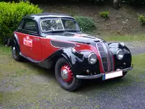 BMW 327 Coupe. 1937 - 1941. Während der vierjährigen Bauzeit konnte BMW 265 Coupes absetzen. Soweit mir bekannt ist, wurden die Karosserien des Coupes bei den Karosseriewerken Autenrieth/Darmstadt produziert. Ein ebenfalls lieferbares Cabriolet verkaufte sich sechsmal so oft. Der Sechszylinderreihenmotor hat einen Hubraum von 1.971 cm³ und leistet 55 PS. Oldtimertreffen  Schwarzwaldhaus  Mettmann am 13.05.2018.