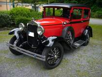 Ford Model A Tudor. 1928 - 1931. Vom Nachfolger des legendären Model T verkauften die Ford-Werke mehr als 4.3 Millionen Fahrzeugen in etlichen Karosserieversionen. Anders als das Model T, war das Model A in vier Farben lieferbar, wobei die Kotflügel immer schwarz waren. Der 4-Zylinderreihenmotor hat einen Hubraum von 3285 cm³ und leistet 40 PS. Die Höchstgeschwindigkeit liegt, je nach Karosserieversion zwischen 85 km/h und 105 km/h. Oldtimertreffen  Schwarzwaldhaus  Mettmann am 13.05.2018.
