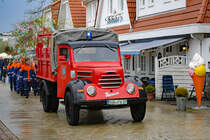 Traditionsfahrzeug der Freiwilligen Feuerwehr Sassnitz ein Robur Garant mit Maibaum und der Jugendfeuerwehr im Hintergrund. - 30.04.2018
