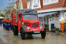 Traditionsfahrzeug der Freiwilligen Feuerwehr Sassnitz ein Robur Garant mit Maibaum und der Jugendfeuerwehr im Hintergrund. - 30.04.2018
