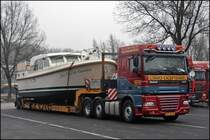 Dieser DAF XF105.460  SpaceCab  der Van de WETERING B.V. YACHTTRANSPORTEN war der einzigste Lkw mit Westeuopischen Kennzeichen... Aufgenommen am 07.02.2009 auf dem Rastplatz Sauerland-West. 
