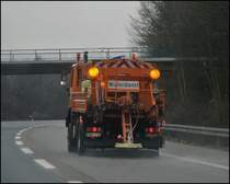 MAN 19.364 der AM Ldenscheid streut bei Hagen-Sd die Fahrbahn und Anschlussstellen in Richtung Drolshagen ab. (24.01.2009)