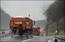 Die Temperaturen sind  hier oben  in Ldenscheid schon etwas klter als in Hagen. Der Atego 1828 streut die Anschlussstelle Ldenscheid-Sd. (24.01.2009)
