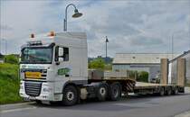 . Daf XF, Schwerlastzug steht abgestellt am Straenrand.   03.05.2018 