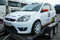 =Ford Fiesta ST, Teilnehmerfahrzeug der Rallye Fränkisches Weinland 2018, gesehen auf dem Rasthof Fulda Nord im Mai 2018