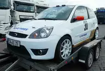 =Ford Fiesta ST, Teilnehmerfahrzeug der Rallye Fränkisches Weinland 2018, gesehen auf dem Rasthof Fulda Nord im Mai 2018