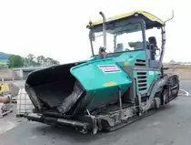=Vögele Asphaltfertiger Super 2100-2, gesehen auf einer Baustelle in Fulda im Mai 2018
