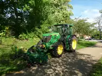 3133 JOHN DEERE 6090 MC am 4.5.2018, beim Rasenmähen in Hamburg-Billstedt /
4,5 l PowerTech PWX Diesel ,66 kW (90 PS)
