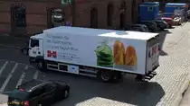 3210 Hamburg am 15.5.2018: MAN Koffer-Lkw mit einer besonderen Werbung /