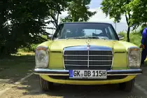 Fronttal Aufnahme des Mercedes Bens / 8, 230.4 Bj.1975, Oldtimer Treffen beim Pfingstdampf der Selfkantbahn am 21.5.2018