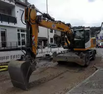 =Liebherr 924 steht auf einer Baustelle in Taunusstein-Wehen im Mai 2016