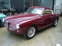 Alfa Romeo 1900 Coupe Sprint der ersten Serie aus dem Jahr 1952. Die Karosserie dieses eleganten Coupes wurde bei der Carrozzeria Touring/Mailand entworfen und gebaut. Unter der Haube dieses Autos verrichtet ein Vierzylinderreihenmotor seinen Dienst, der aus 1885 cm³ Hubraum 105 PS leistet. Ein solcher Alfa Romeo kostete im Jahr 1954 DM 31.000,00 und somit DM 2000,00 mehr, als der im gleichen Jahr erschienene Mercedes Benz W198 I  Flügeltürer. Classic Remise Düsseldorf am 26.05.2018.