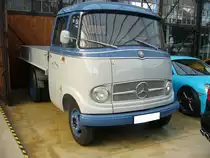 Mercedes Benz L319 Pritschenwagen. 1956 - 1968. Der L319 war der erste leichte Lieferwagen/Transporter der Daimler Benz AG nach dem Krieg. Er war wahlweise mit einem Vierzylinderreihendieselmotor mit 1767 cm³ Hubraum und 43 PS oder einem Vierzylinderreihenbenzinmotor mit 1897 cm³ Hubraum und 65 PS lieferbar. Classic Remise Düsseldorf am 26.05.2018.