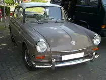 VW Typ 3 1500 S. 08.1963 - 07.1965. Im Grunde handelt es sich um den betreits 1961 vorgestellten Typ 3 1500. Äußerlich ist das Modell fast unverändert, jedoch ist im Heck jetzt der flache Vierzylinderboxermotor mit 1493 cm³ Hubraum und 54 PS Leistung verbaut. VW-Treffen an der Düsseldorfer Classic Remise am 27.05.2018.