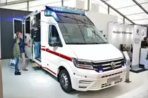 VW Crafter RTW am 18.05.18 auf der RettMobil in Fulda