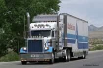 Ein schner Peterbilt 379, unterwegs auf dem Hwy 93 bei Alama, Nevada. Mai 2006
