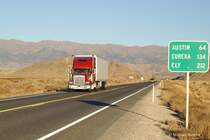 Ein Freightliner Classic XL auf dem Highway 50 in Nevada. Oktober 2006