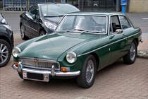 . MG B GT stand am 29.05.2018 auf einem Parkplatz von einem Supermarkt. 