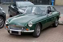 . MG B GT stand am 29.05.2018 auf einem Parkplatz von einem Supermarkt. 