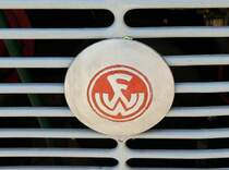 =Kühleremblem des Multicar M 22, gesehen auf dem Wochenmarkt in Quedlinburg im Mai 2018