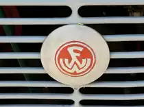 =Kühleremblem des Multicar M 22, gesehen auf dem Wochenmarkt in Quedlinburg im Mai 2018