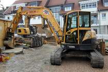 =Ammann Yanmar Vio 75 steht auf einer Baustelle in Taunusstein-Wehen im Mai 2016