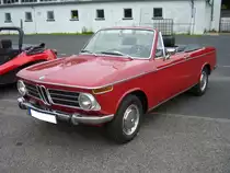 BMW 1600 Baur-Cabriolet. 1967 - 1971. Während der fünfjährigen Produktionszeit setzte BMW 1682 Fahrzeuge dieses Typs ab. Bei seiner Markteinführung kostete ein solches 1600´er Cabriolet DM 11980,00. Dafür bekam man ein wendiges, exclusives Cabriolet. Der Vierzylinderreihenmotor hat einen Hubraum von 1573 cm³ und leistet 85 PS. Die Höchstgeschwindigkeit liegt bei 162 km/h. Kleinwagentreffen Krefeld am 31.05.2018.