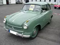 Lloyd LP 600. 1955 - 1961. Der LP 600 hatte das gleiche Fahrgestell wie der bereits 1953 vorgestellte LP 400. Im LP 600 wurde allerdings ein Zweizylinderviertaktmotor mit 596 cm³ Hubraum verbaut, der mit 6 PS Mehrleistung gegenüber dem 400 cm³ Zweitakter aufwarten konnte. Bei seiner Markteinführung schlug ein LP 600 mit DM 3680,00 zu Buche. Kleinwagentreffen Krefeld am 31.05.2018.