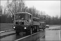 Mal zwei Aufnahmen in S/W: MAN FE360A mit fahrbarer Absperrtafel. (19.01.2009)

