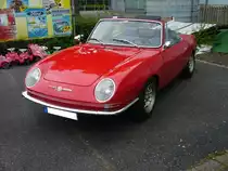 Fiat 850 Spider der ersten Serie. 1965 - 1968. Dieser flotte Zweisitzer basierte auf dem 850 Coupe. Der im Heck verbaute, wassergekühlte 4-Zylinderreihenmotor leistet in der Standardversion 49 PS aus 843 cm³ Hubraum. Der abgelichtete Spider ist aber ein Abarth 1000 Spider. Hier wurde der Hubraum auf 982,2 cm³ aufgebohrt. Dadurch leistet der Motor dann 62 PS. Kleinwagentreffen Krefeld am 31.05.2018.
