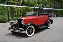 Chevrolet aus den 30er Jahren steht vor dem Einkaufscenter Stücki. Die Aufnahme stammt vom 27.05.2018.