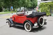 Chevrolet aus den 30er Jahren steht vor dem Einkaufscenter Stücki. Die Aufnahme stammt vom 27.05.2018.