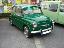 Fiat 770S. 1969 - 1973. Nachdem Fiat 1969 den beliebten 600´er eingestellt hat, bestand immer noch Nachfrage nach dem beliebten Modell. Daher entschloss man sich bei FIAT den SEAT 600E über das eigene Händlernetz weiter zu vertreiben. Dieses auf dem Typenschild und in den Fahrzeugpapieren als Seat 600E ausgewiesene Fahrzeug erhielt jedoch einen Heckschriftzug mit der Modellbezeichnung Fiat 770S. Der im Heck verbaute, wassergekühlte Vierzylinderreiehenmotor hat einen Hubraum von 767 cm³ und leistet 25 PS. Kleinwagentreffen Krefeld am 31.05.2018.
