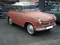 Lloyd LP 600 Limousine namens  Heinrich  aus dem Jahr 1958. Mit dem 600 begann bei Lloyd die Ära der Viertaktmotoren. Während der bereits 1950 vorgestellte LP 300, sein Nachfolger LP 400 und der LP 250 mit 2-Zylinderzweitaktmotoren ausgerüstet waren, wurde im LP 600 ein 2-Zylinderreihenviertaktmotor mit 596 cm³ und 19 PS verbaut. 1958 kostete eine solche LP 600 Limousine DM 3.470,00. Kleinwagentreffen Krefeld am 31.05.2018.