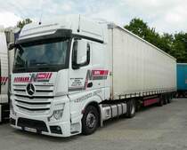 =MB Actros von  NORMANN  rastet auf dem Autohof Fulda Nord im Mai 2018