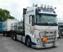 =Volvo-Hängerzug der Spedition  WEIDLER  rastet auf dem Autohof Fulda Nord im Mai 2018