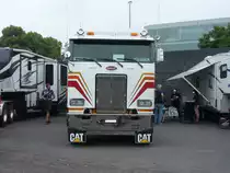 Frontansicht eines Peterbilt 362 COE aus dem Jahr 1996. Der Caterpillar C10 Motor leistet 380 PS. US-Truck-Treffen Krefeld am 03.06.2018.