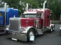 Peterbilt 379 Sattelzugmaschine aus dem Jahr 2000. Die von einem Caterpillar C15 angetriebene Sattelzugmaschine wurde von ihrem heutigen Eigentümer aus Nova-Scotia/Canada importiert. US-Truck-Treffen Krefled am am 03.06.2018.