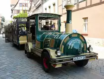 =Strasseneisenbahn unterwegs in Quedlinburg im Mai 2018