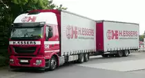 =Iveco-Hängerzug rastet auf dem Autohof Fulda Nord im Mai 2018