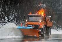 Der kleine Bruder des Actros ist auch gleichzeitig der groe Bruder vom Atego: Der neue Axor 1829 der Straenmeisterei Ldenscheid zeigt hier bei Meinerzhagen beim Schneerumen was er kann. (10.02.2009)
