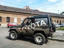 Kein SUV sondern ein richtiger Geländewagen! Toyota LandCruiser (J70 - ich vermute), fotografiert am 02.06.2018