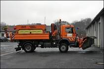 Vorbereitung fr den nchsten Rumeinsatz: Zur Rumung werden Streuautomaten von KPPER WEISSER (Inntelligent Mobile Spreading) und BEILHACK Schneepflge eingesetzt. (10.02.2009)
