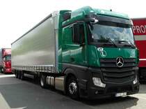 =MB Actros-Sattelzug rastet auf dem Autohof Fulda Nord im Mai 2018